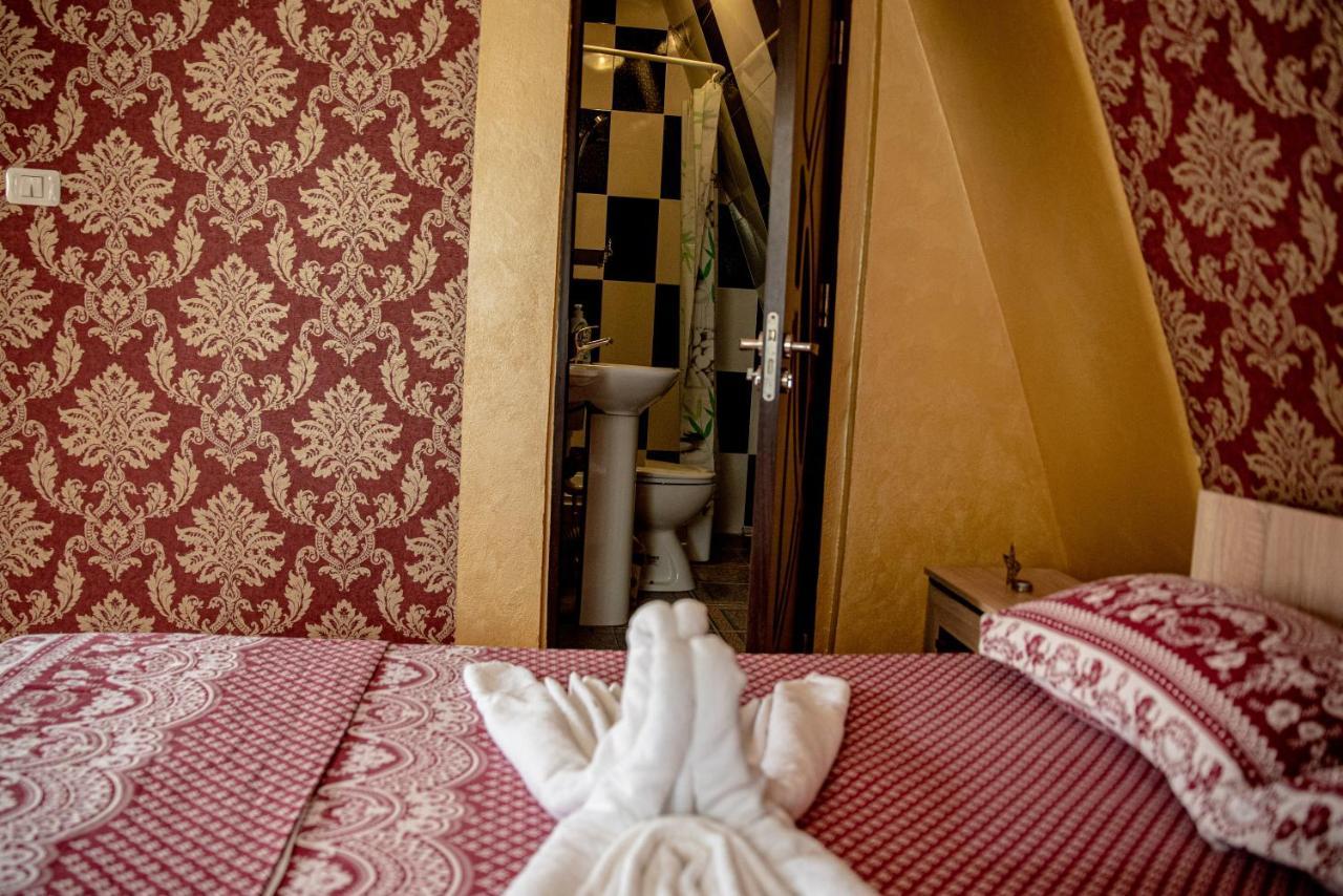 Hotel Casa Robi à Pestisani Extérieur photo