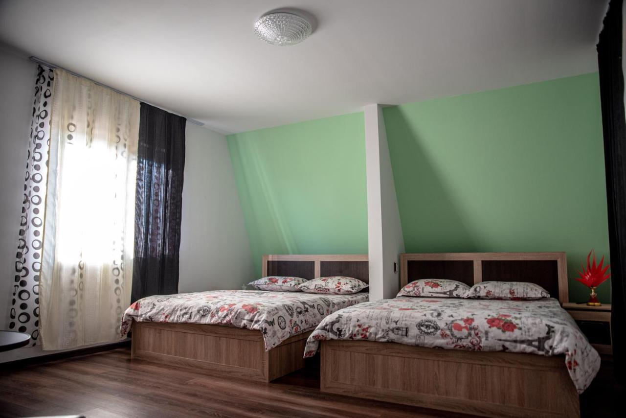 Hotel Casa Robi à Pestisani Extérieur photo