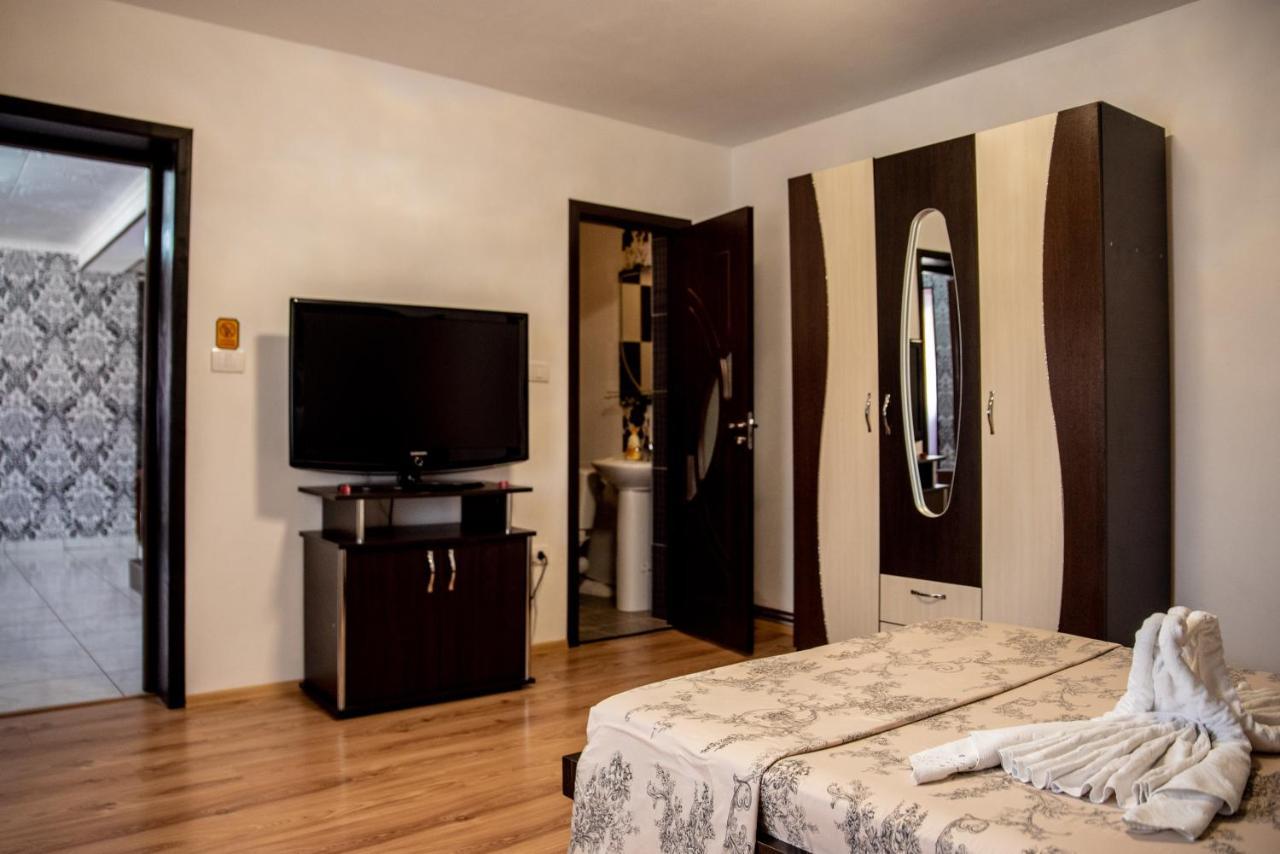 Hotel Casa Robi à Pestisani Extérieur photo