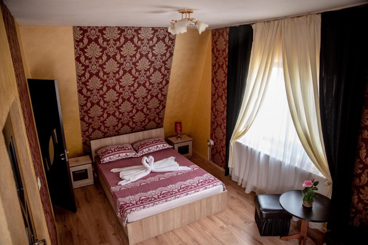Hotel Casa Robi à Pestisani Extérieur photo