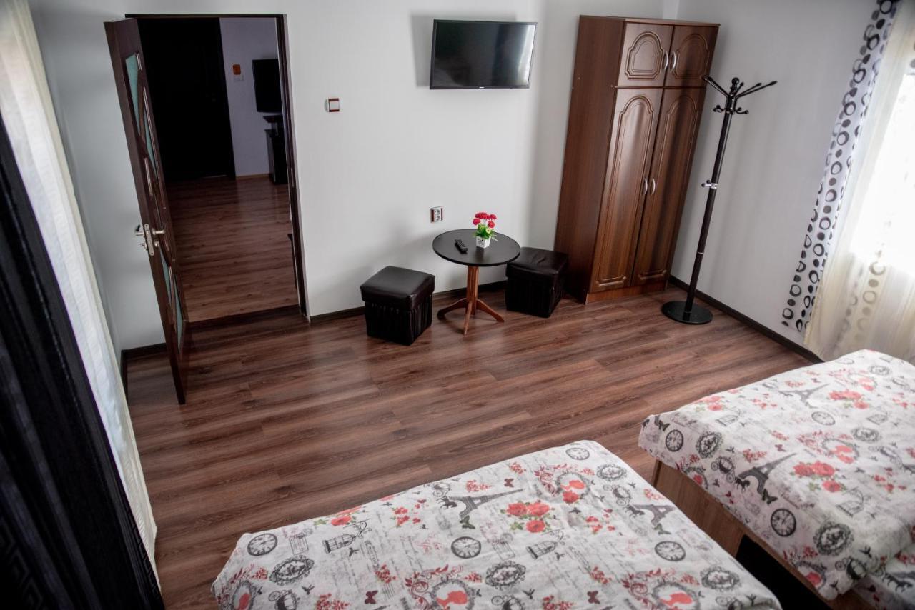 Hotel Casa Robi à Pestisani Extérieur photo