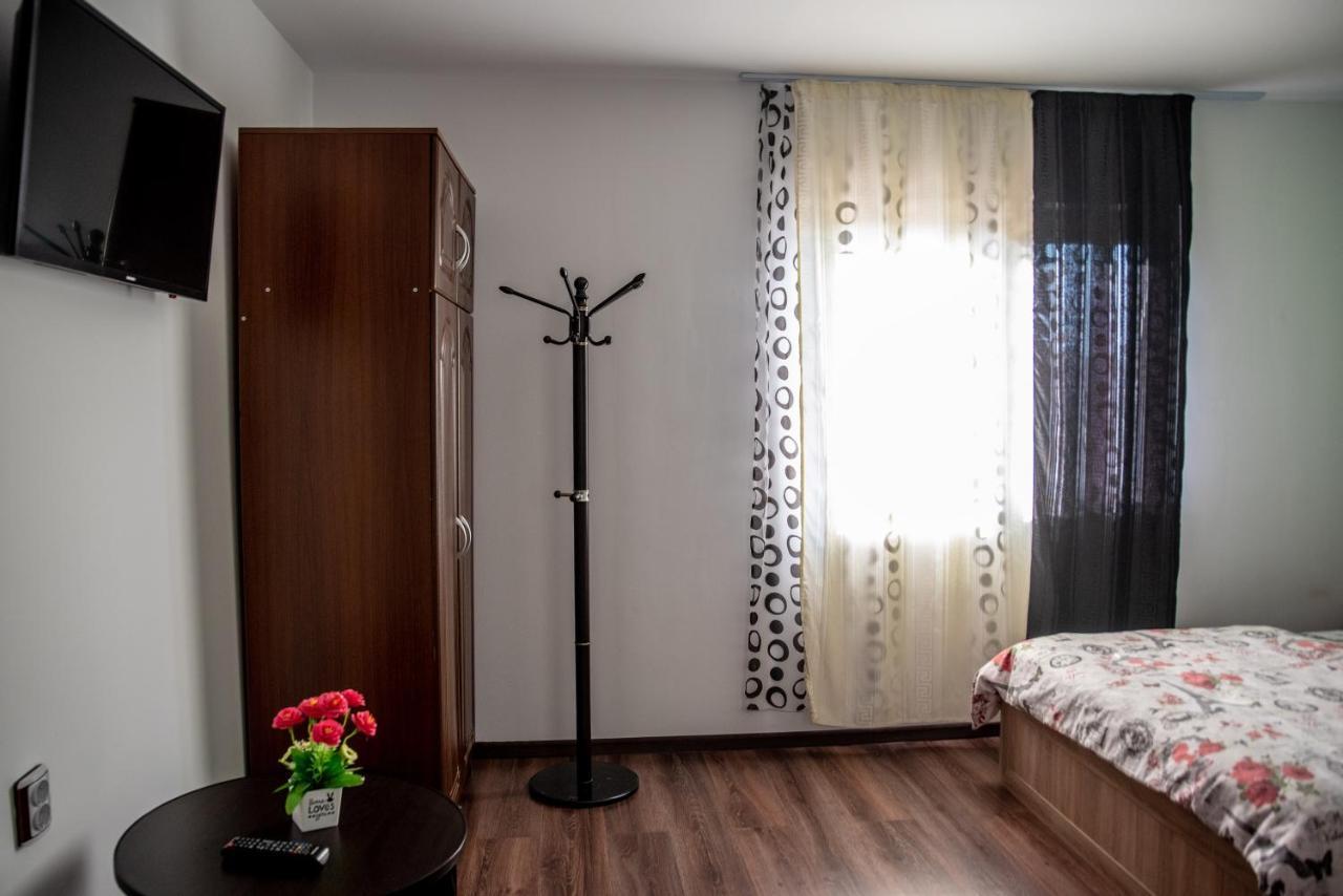 Hotel Casa Robi à Pestisani Extérieur photo