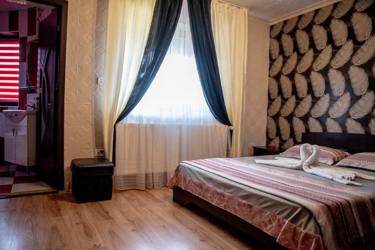 Hotel Casa Robi à Pestisani Extérieur photo