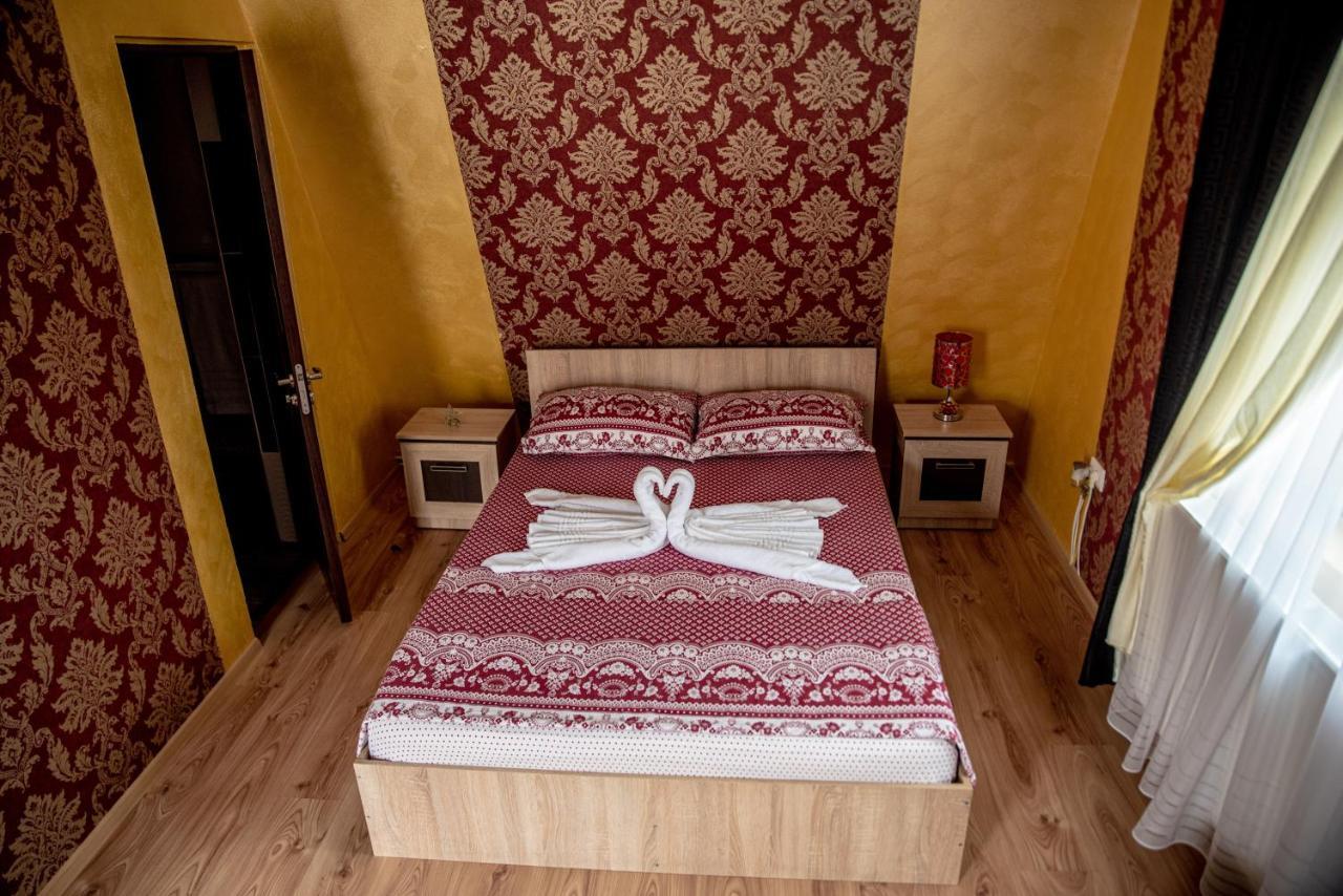 Hotel Casa Robi à Pestisani Extérieur photo